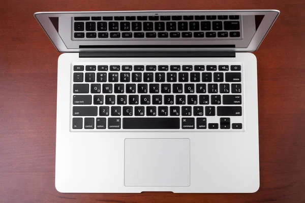 Laptop Blank Screen Wood Table — Stock Photo, Image