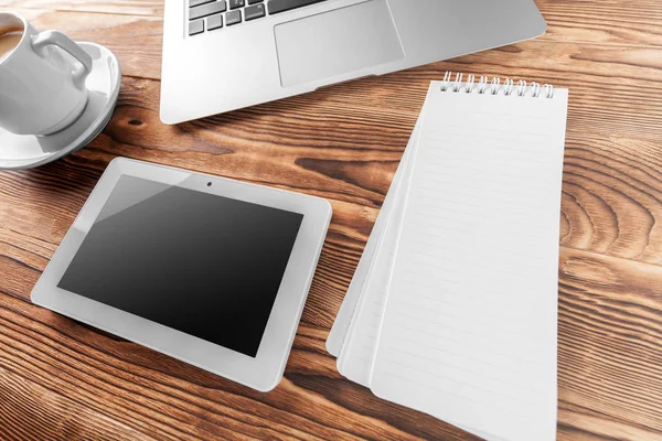 Modern laptop på bordet — Stockfoto