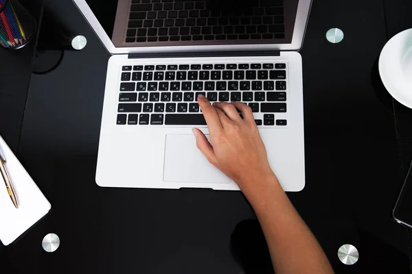 Mujer escribiendo en un ordenador portátil —  Fotos de Stock