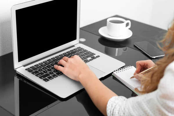 Mujer escribiendo en un ordenador portátil — Foto de Stock