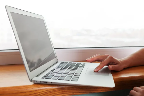 Mulher digitando em um laptop — Fotografia de Stock