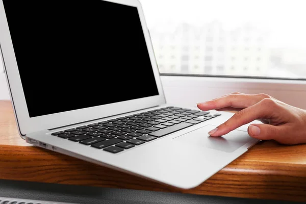 Woman  typing on a laptop — Stock Photo, Image