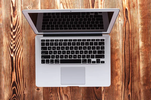 Moderne laptop op de tafel — Stockfoto