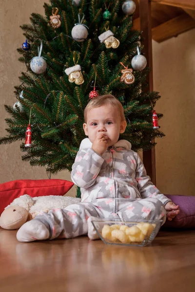 L'enfant mangeant le chocolat — Photo