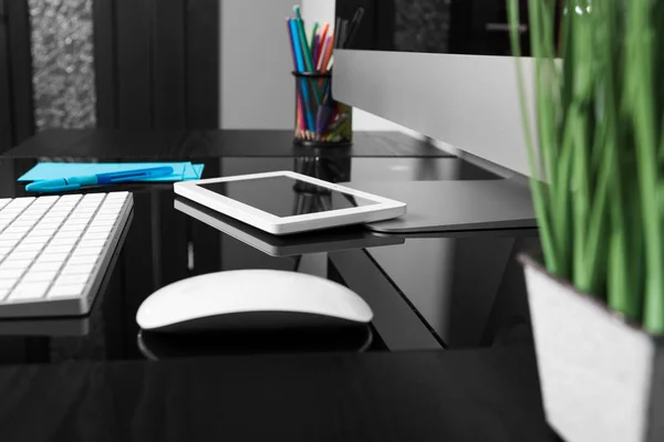 Computer on a table in an office — Stock Photo, Image