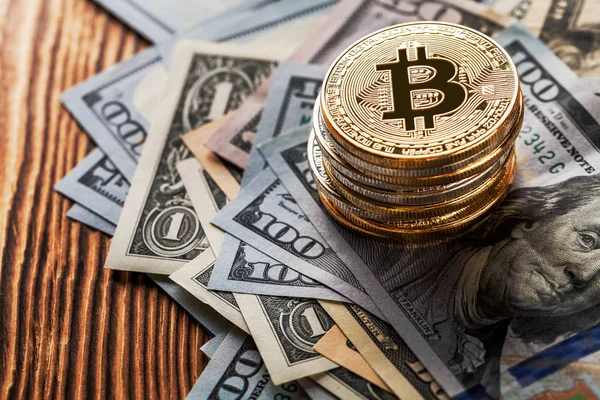 Gyldne Bitcoins og pengesedler - Stock-foto
