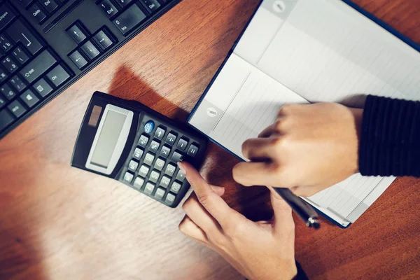 Empresaria que trabaja en la oficina — Foto de Stock