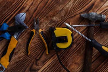  Ahşap masadaki aletler