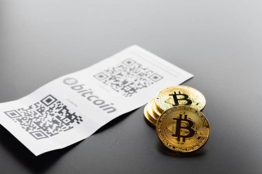 Bitcoin altın sikke ve kağıt giriş