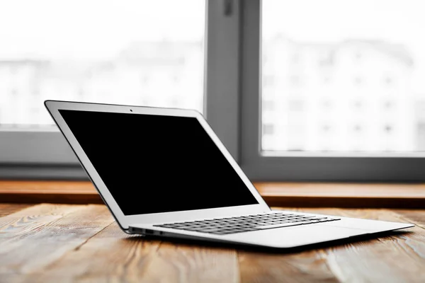 Laptop mit leerem Bildschirm — Stockfoto
