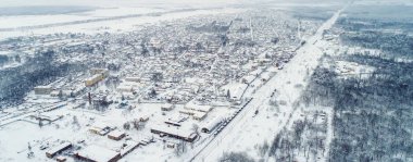 Hava kış yukarıdan aşağıya görünümü üzerinde küçük bir köy tarafından kırsal yavaş yaşam