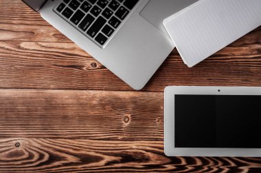 ahşap masaüstü izole beyaz açık not defteri ve bilgisayar tuş takımı