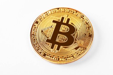 Beyaz bir arka plan üzerinde izole Bitcoin