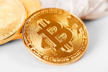 Beyaz bir arka plan üzerinde izole Bitcoin