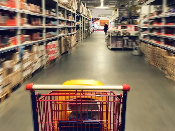 Supermercado Carrinho Compras Vista Com Supermercado Corredor Movimento Borrão — Fotografia de Stock