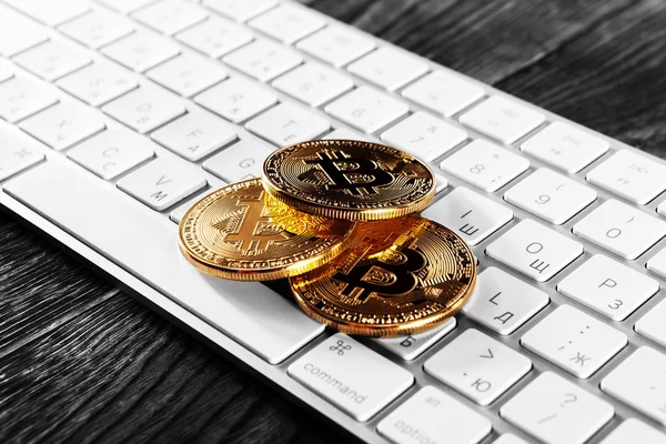 Bitcoin Złote Monety Klawiatury Białym Czarnym Tle — Zdjęcie stockowe