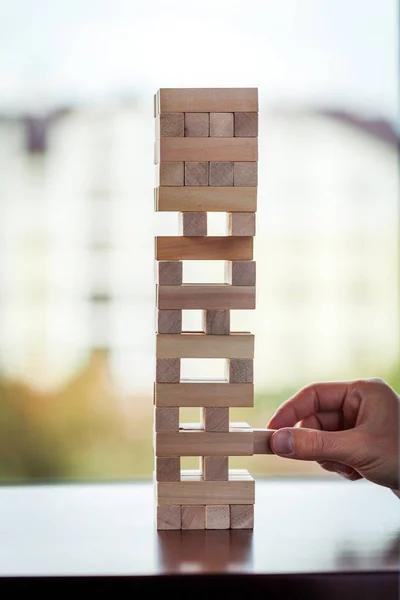 Tornet Från Träklossar Och Mans Hand Ett Kvarter — Stockfoto