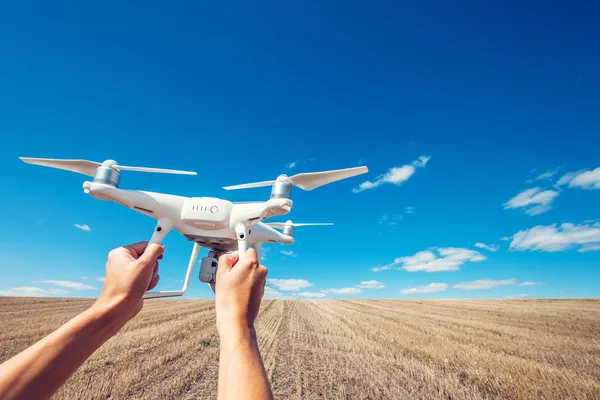 Drone Mulher Fotógrafa Mãos — Fotografia de Stock