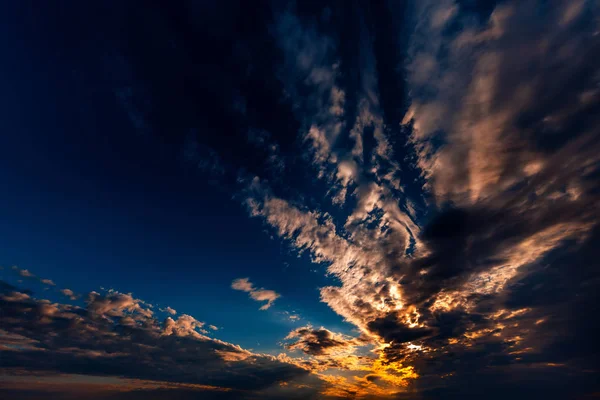 ドラマチックな夕日の空の背景 — ストック写真