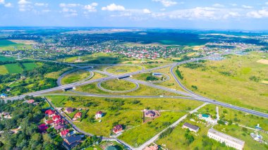 Yukarıdan manzara yol ve alanı göster