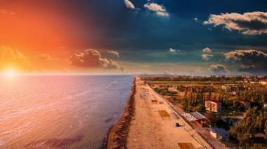 Güzel güneşin doğuşunu Beach.