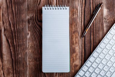 ahşap masaüstü izole beyaz açık not defteri ve bilgisayar tuş takımı