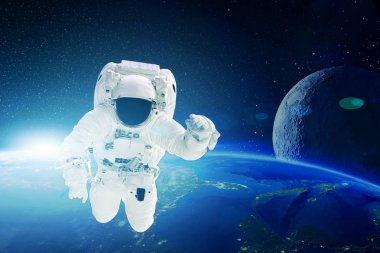 Astronot uzayda dünyanın üzerinde uçar. Bu görüntünün elementleri NASA tarafından desteklenmektedir