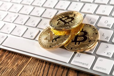 Bitcoin altın sikke ve siyah bir arka plan üzerinde izole klavye