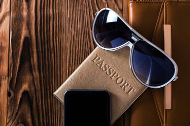 Tahta bir arka planda izole edilmiş seyahat nesneleri