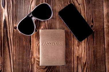 Tahta bir arka planda izole edilmiş seyahat nesneleri