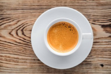 Ahşap masa arkasında kahve fincanı manzarası