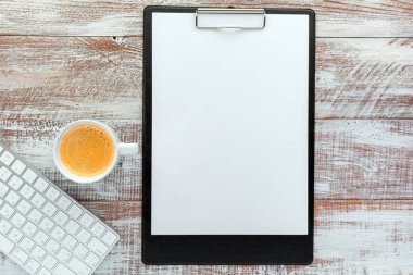 ahşap masaüstü izole beyaz açık not defteri ve bilgisayar tuş takımı