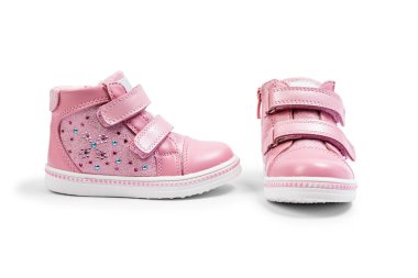 Beyaz bir arka plan üzerinde izole pembe çocuk spor ayakkabı