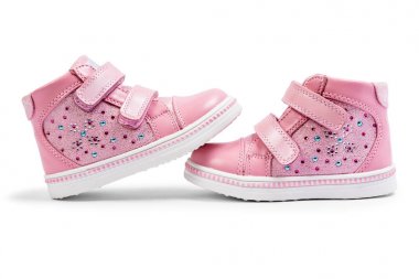 Beyaz bir arka plan üzerinde izole pembe çocuk spor ayakkabı