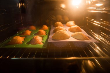 Kız cook klasik kek fırından alır.