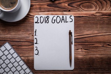 2018 gol üstünde onun defter. Yeni yıl kararları kavramı. Üstten Görünüm.