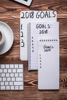 2018 gol üstünde onun defter. Yeni yıl kararları kavramı. Üstten Görünüm.