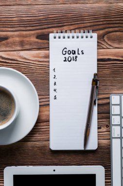 2018 gol üstünde onun defter. Yeni yıl kararları kavramı. Üstten Görünüm.