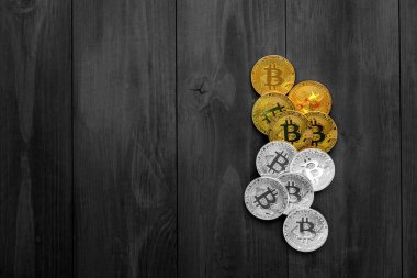 Ahşap masa üzerinde altın Bitcoin