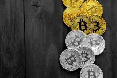 Ahşap masa üzerinde modern cep telefonunda altın Bitcoin