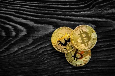 Ahşap masa üzerinde modern cep telefonunda altın Bitcoin