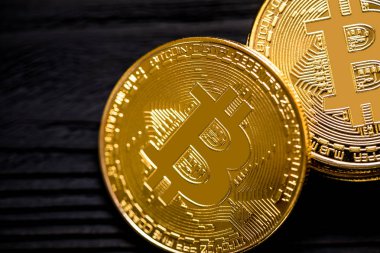 Ahşap masa üzerinde modern cep telefonunda altın Bitcoin