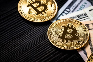 Ahşap masa üzerinde modern cep telefonunda altın Bitcoin