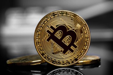 ahşap zemin üzerine altın bitcoin