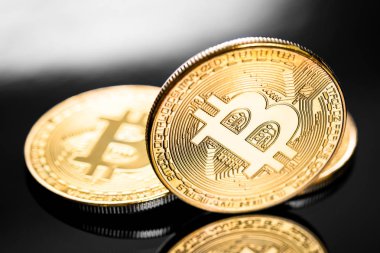 ahşap zemin üzerine altın bitcoin