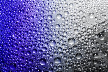 damla su makro siyah bir zemin üzerine