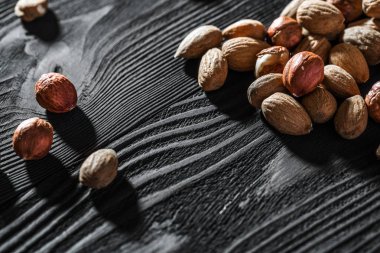 badem ahşap dokulu arka plan, üstten görünüm, yakın çekim