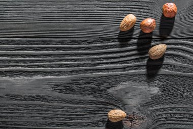 badem ahşap dokulu arka plan, üstten görünüm, yakın çekim