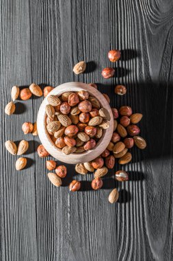 Kase badem ahşap dokulu arka plan, üstten görünüm, yakın çekim