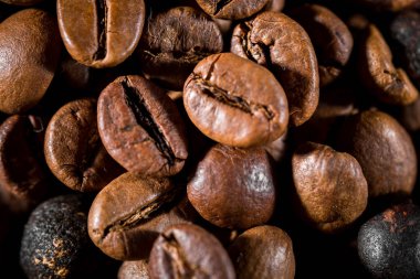 Kavrulmuş kahvenin dokusu yakın plan kahveye hazır..